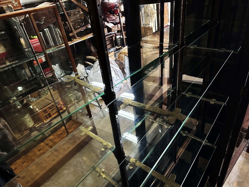 108410 販売及び長期リース店舗什器　英国製アンティーク　4段ガラス棚　3段引き出し付　ガラスショーケース 　
