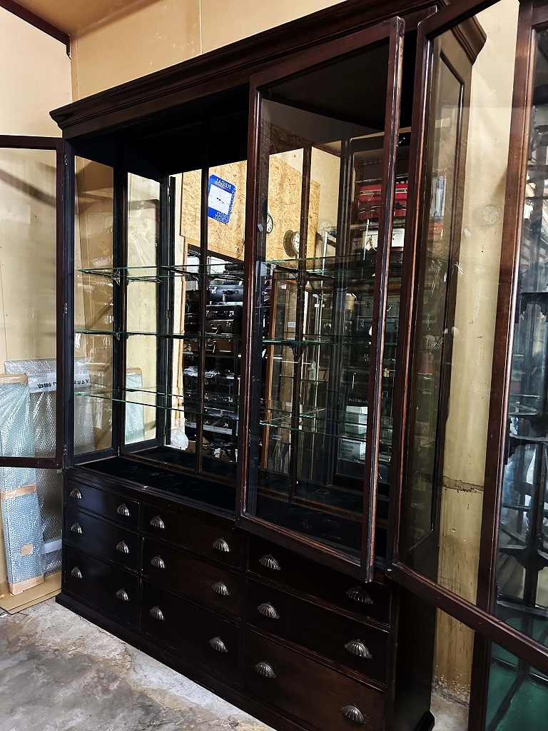 108410 販売及び長期リース店舗什器　英国製アンティーク　4段ガラス棚　3段引き出し付　ガラスショーケース 　