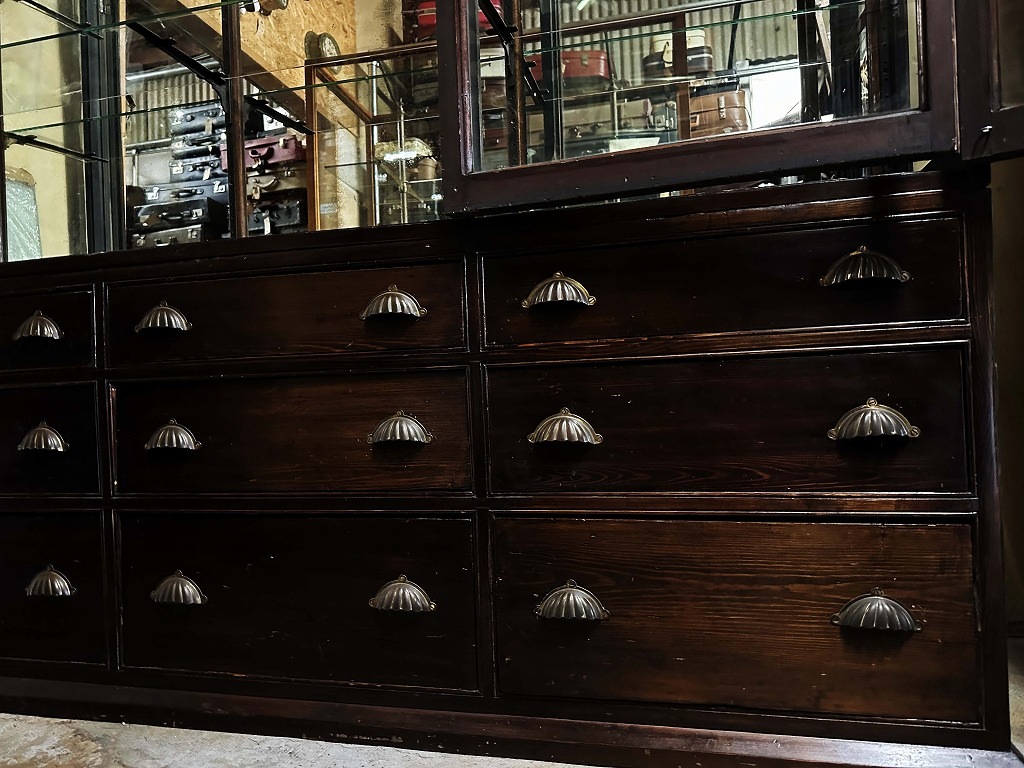 108410 販売及び長期リース店舗什器　英国製アンティーク　4段ガラス棚　3段引き出し付　ガラスショーケース 　