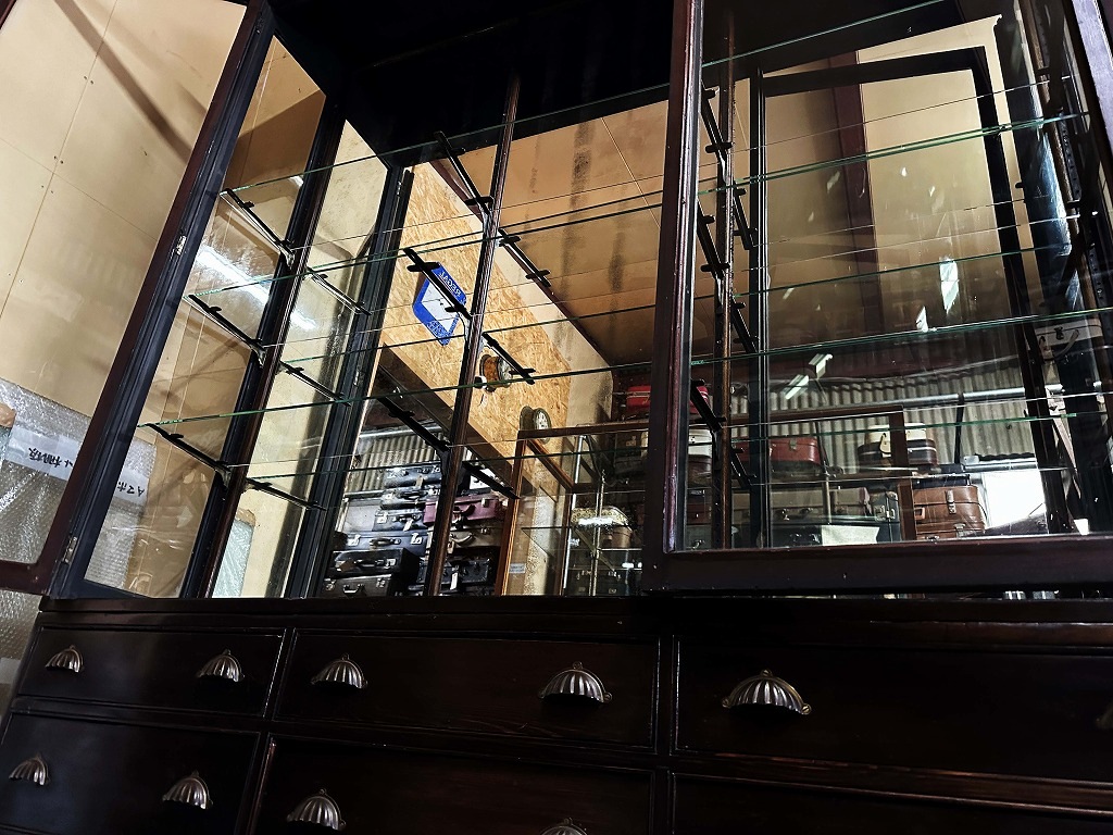 108410 販売及び長期リース店舗什器　英国製アンティーク　4段ガラス棚　3段引き出し付　ガラスショーケース 　