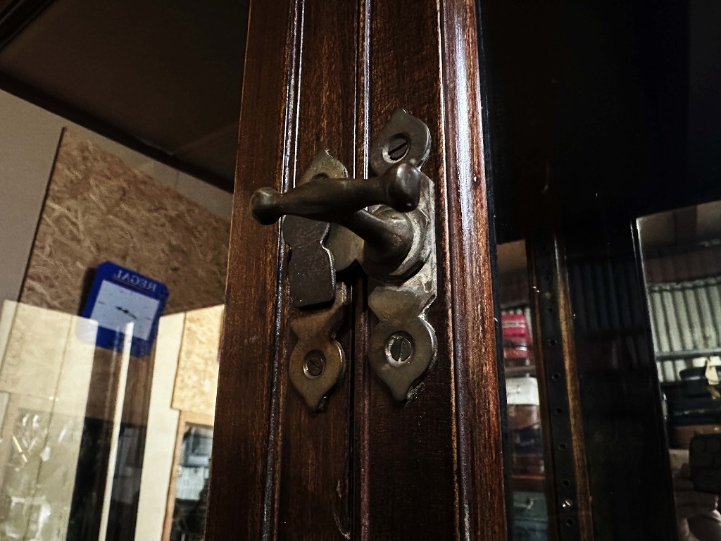 108410 販売及び長期リース店舗什器　英国製アンティーク　4段ガラス棚　3段引き出し付　ガラスショーケース 　