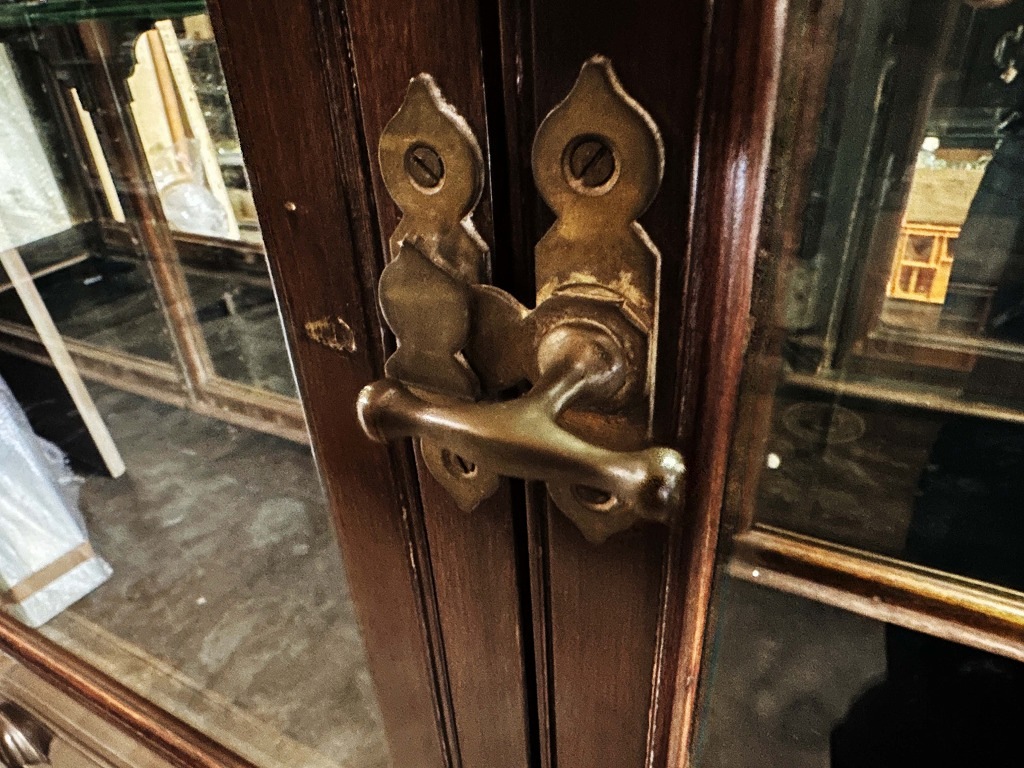 108410 販売及び長期リース店舗什器　英国製アンティーク　4段ガラス棚　3段引き出し付　ガラスショーケース 　