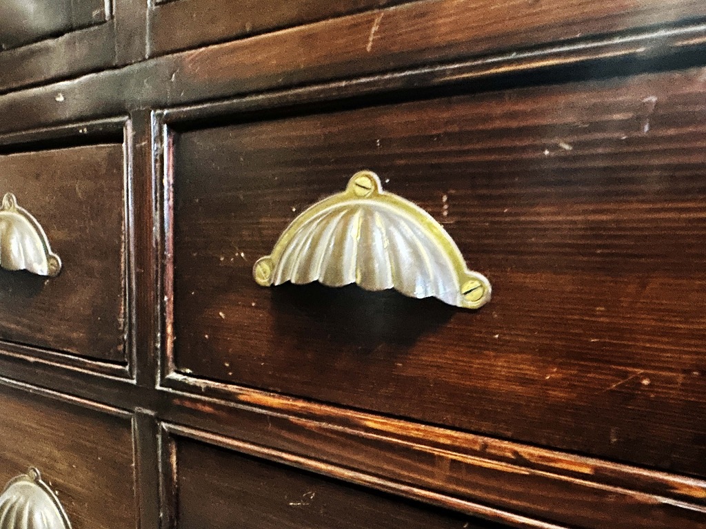 108410 販売及び長期リース店舗什器　英国製アンティーク　4段ガラス棚　3段引き出し付　ガラスショーケース 　