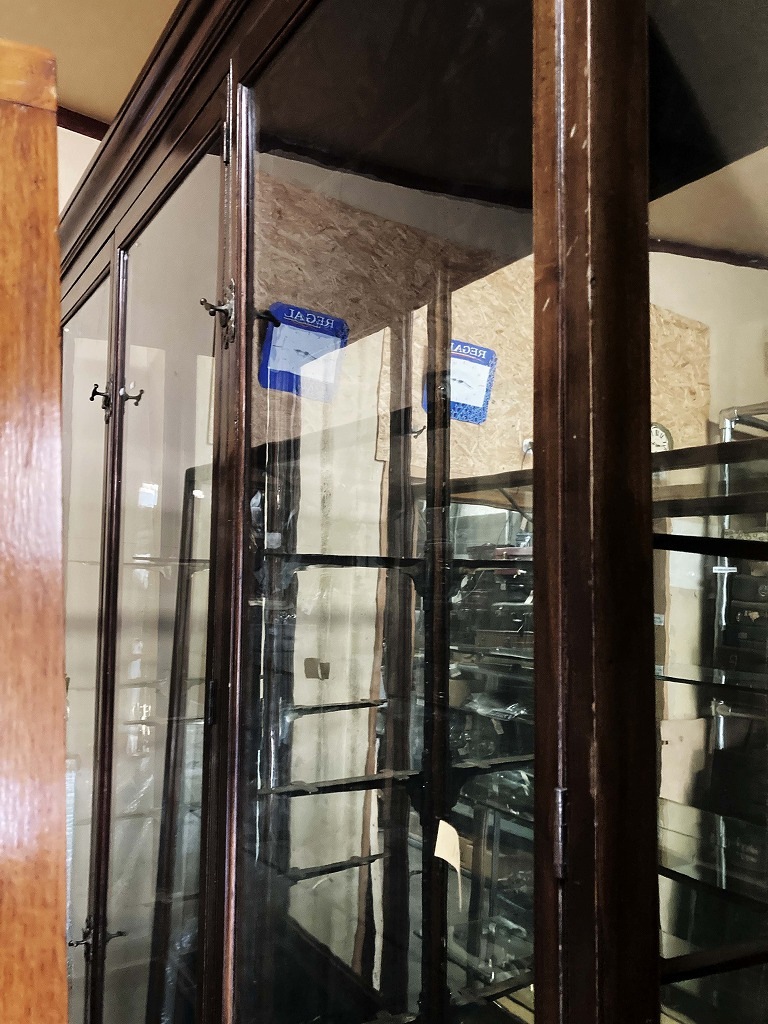 108410 販売及び長期リース店舗什器　英国製アンティーク　4段ガラス棚　3段引き出し付　ガラスショーケース 　