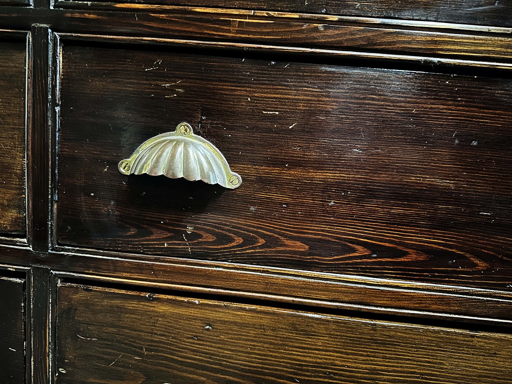 108410 販売及び長期リース店舗什器　英国製アンティーク　4段ガラス棚　3段引き出し付　ガラスショーケース 　