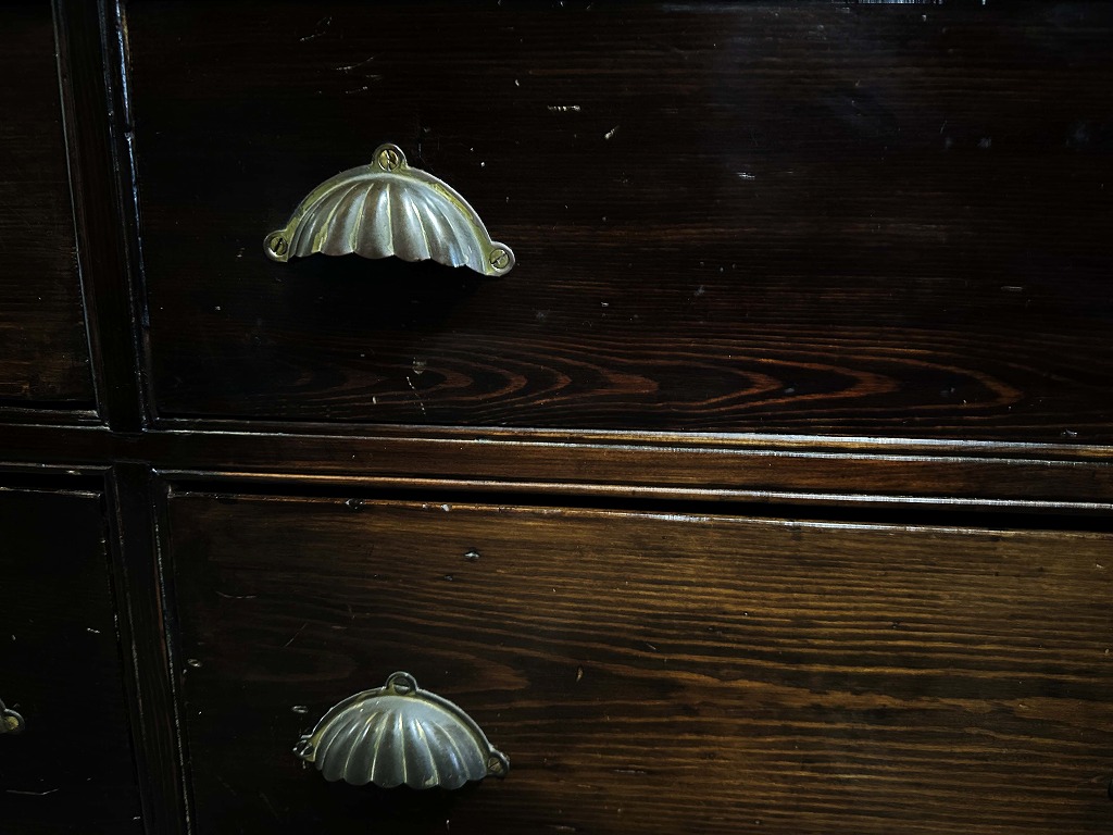 108410 販売及び長期リース店舗什器　英国製アンティーク　4段ガラス棚　3段引き出し付　ガラスショーケース 　