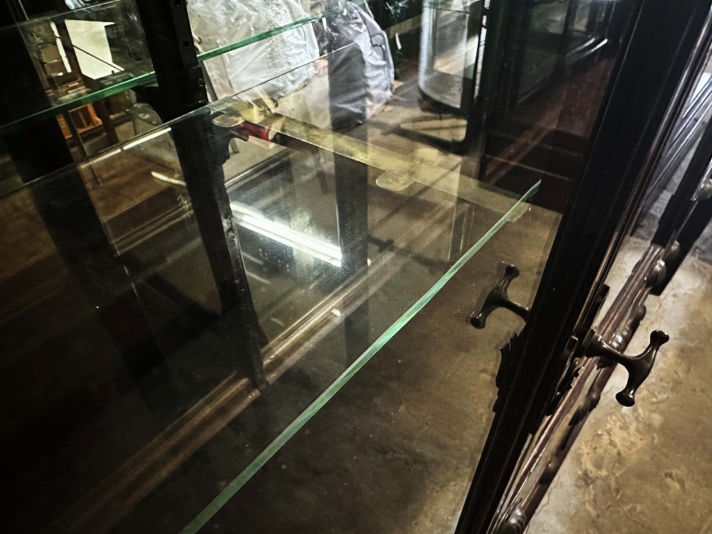 108410 販売及び長期リース店舗什器　英国製アンティーク　4段ガラス棚　3段引き出し付　ガラスショーケース 　