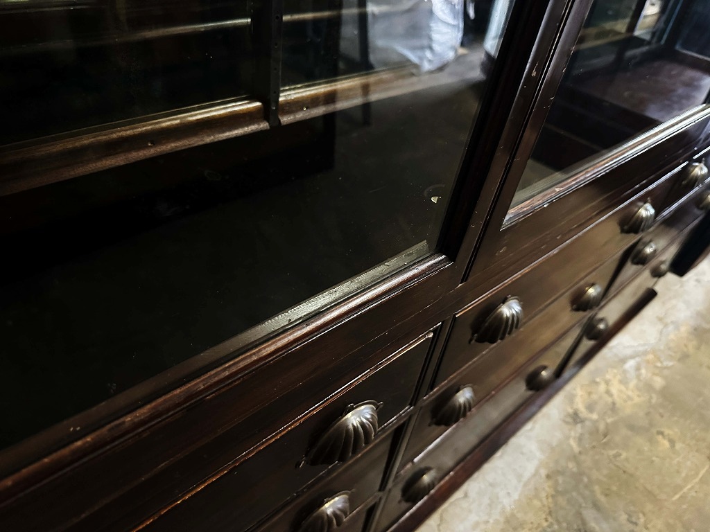 108410 販売及び長期リース店舗什器　英国製アンティーク　4段ガラス棚　3段引き出し付　ガラスショーケース 　