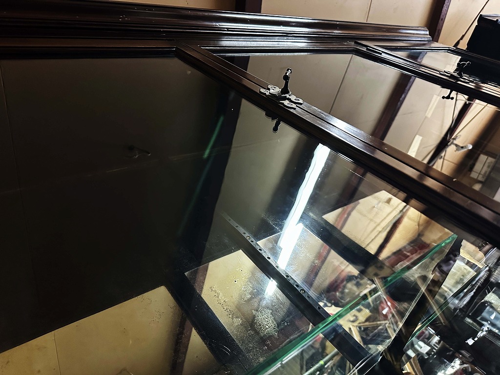 108410 販売及び長期リース店舗什器　英国製アンティーク　4段ガラス棚　3段引き出し付　ガラスショーケース 　