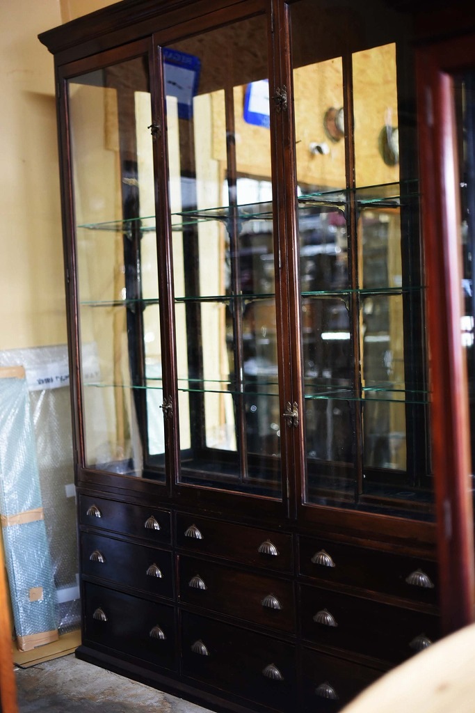 108410 販売及び長期リース店舗什器　英国製アンティーク　4段ガラス棚　3段引き出し付　ガラスショーケース 　