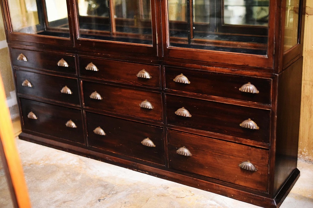 108410 販売及び長期リース店舗什器　英国製アンティーク　4段ガラス棚　3段引き出し付　ガラスショーケース 　