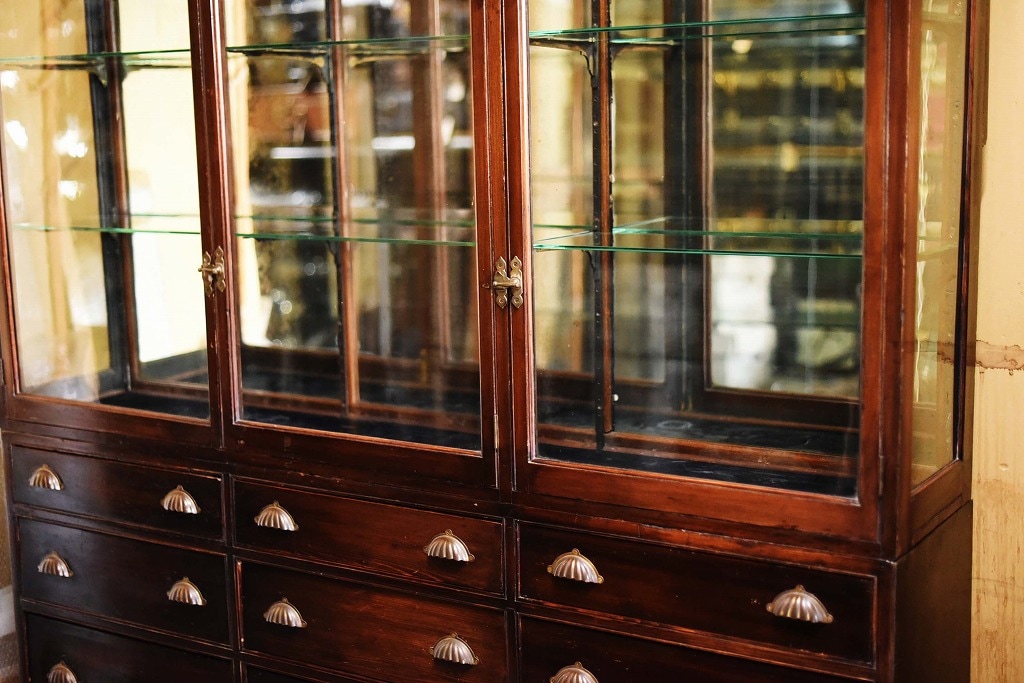 108410 販売及び長期リース店舗什器　英国製アンティーク　4段ガラス棚　3段引き出し付　ガラスショーケース 　