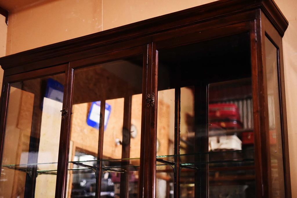 108410 販売及び長期リース店舗什器　英国製アンティーク　4段ガラス棚　3段引き出し付　ガラスショーケース 　