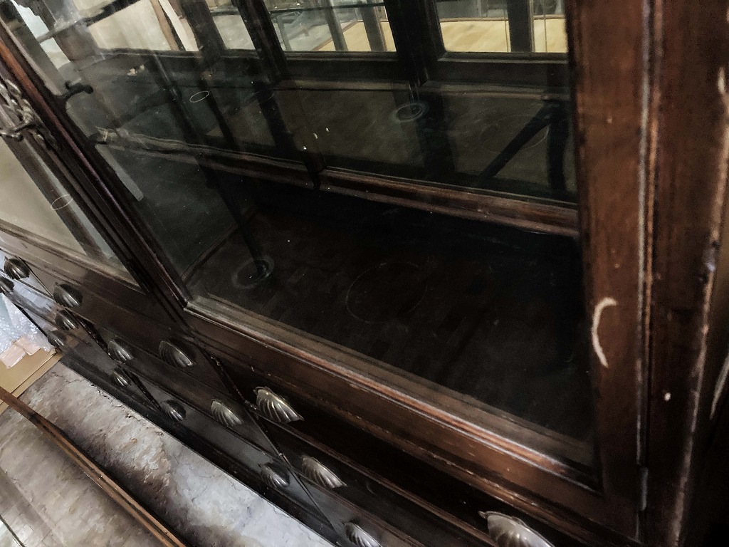 108410 販売及び長期リース店舗什器　英国製アンティーク　4段ガラス棚　3段引き出し付　ガラスショーケース 　