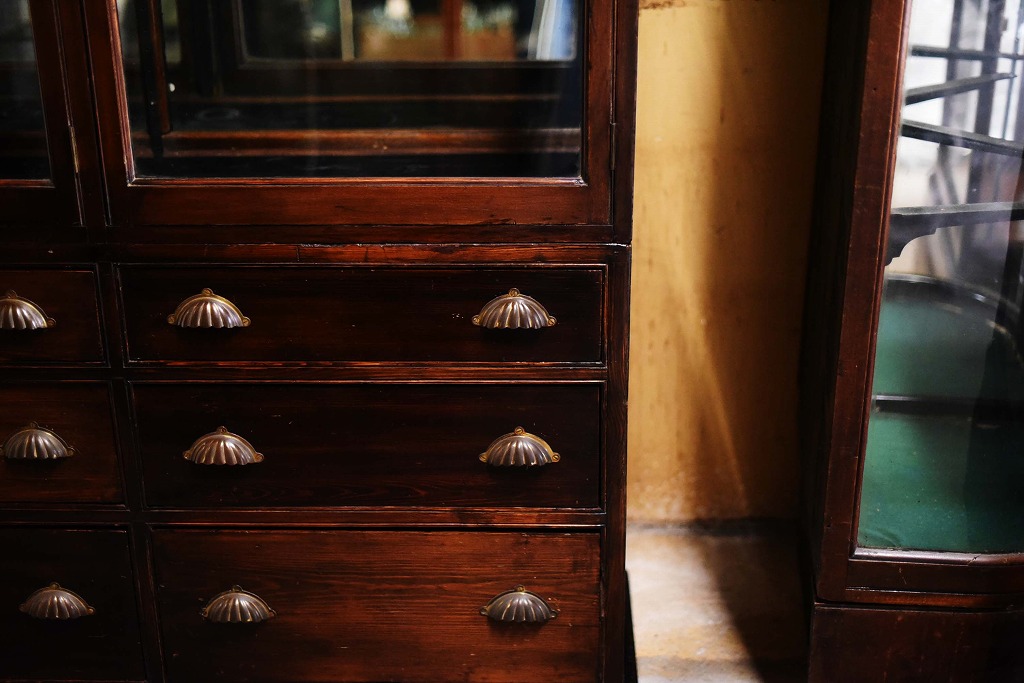 108410 販売及び長期リース店舗什器　英国製アンティーク　4段ガラス棚　3段引き出し付　ガラスショーケース 　