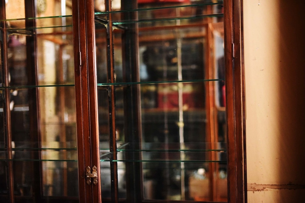 108410 販売及び長期リース店舗什器　英国製アンティーク　4段ガラス棚　3段引き出し付　ガラスショーケース 　