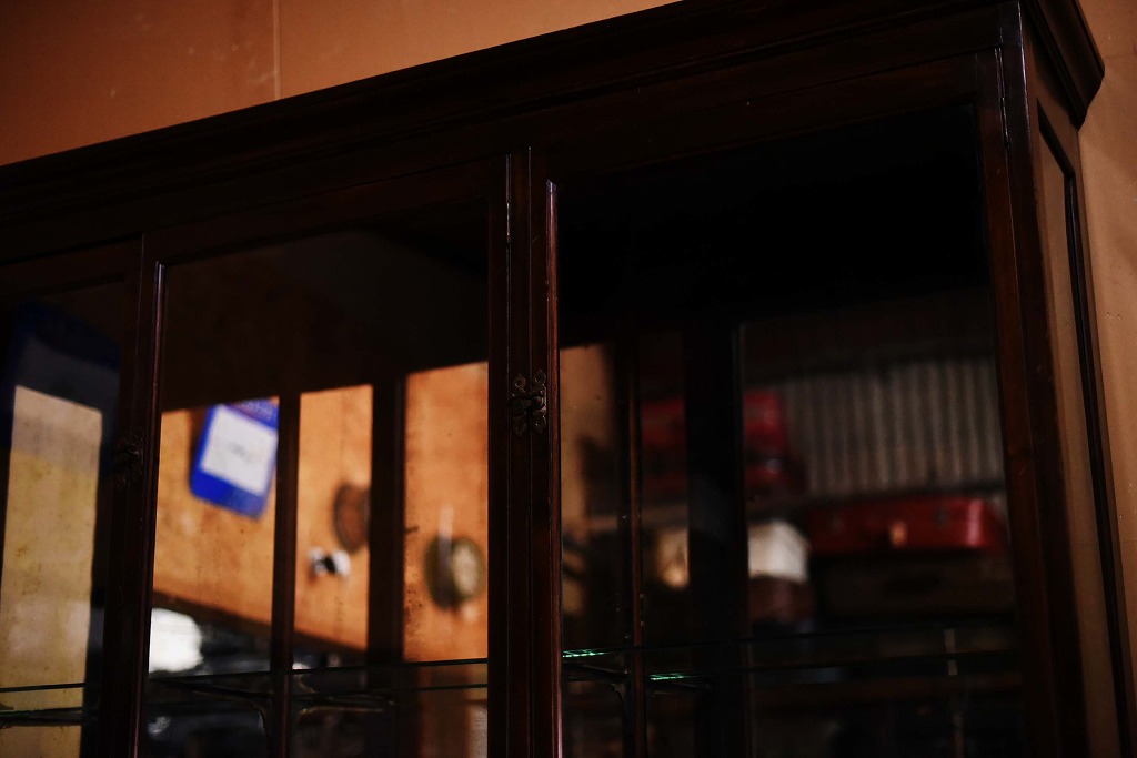 108410 販売及び長期リース店舗什器　英国製アンティーク　4段ガラス棚　3段引き出し付　ガラスショーケース 　