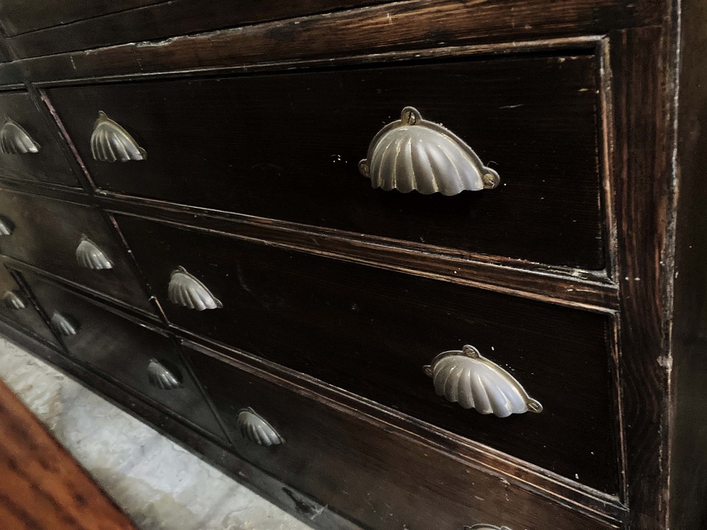 108410 販売及び長期リース店舗什器　英国製アンティーク　4段ガラス棚　3段引き出し付　ガラスショーケース 　