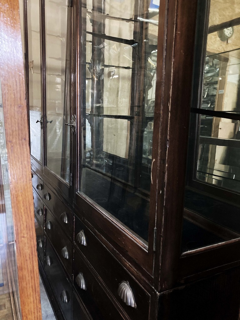 108410 販売及び長期リース店舗什器　英国製アンティーク　4段ガラス棚　3段引き出し付　ガラスショーケース 　