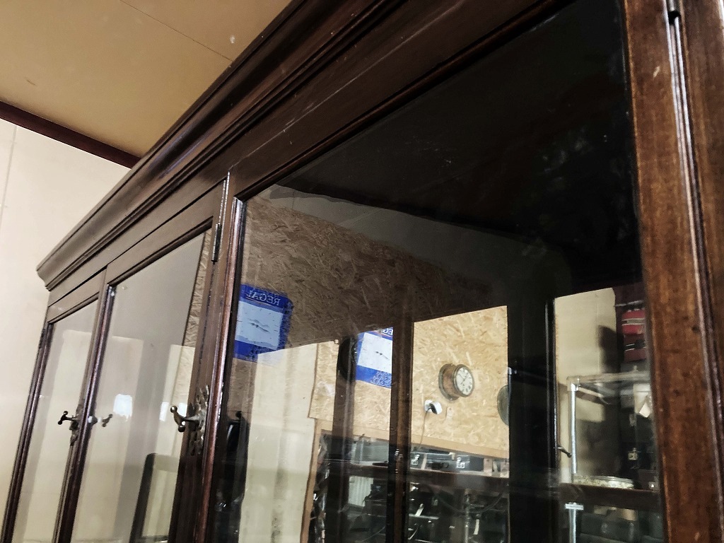 108410 販売及び長期リース店舗什器　英国製アンティーク　4段ガラス棚　3段引き出し付　ガラスショーケース 　