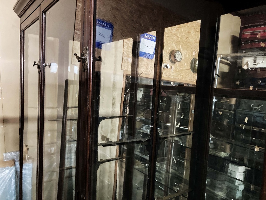 108410 販売及び長期リース店舗什器　英国製アンティーク　4段ガラス棚　3段引き出し付　ガラスショーケース 　