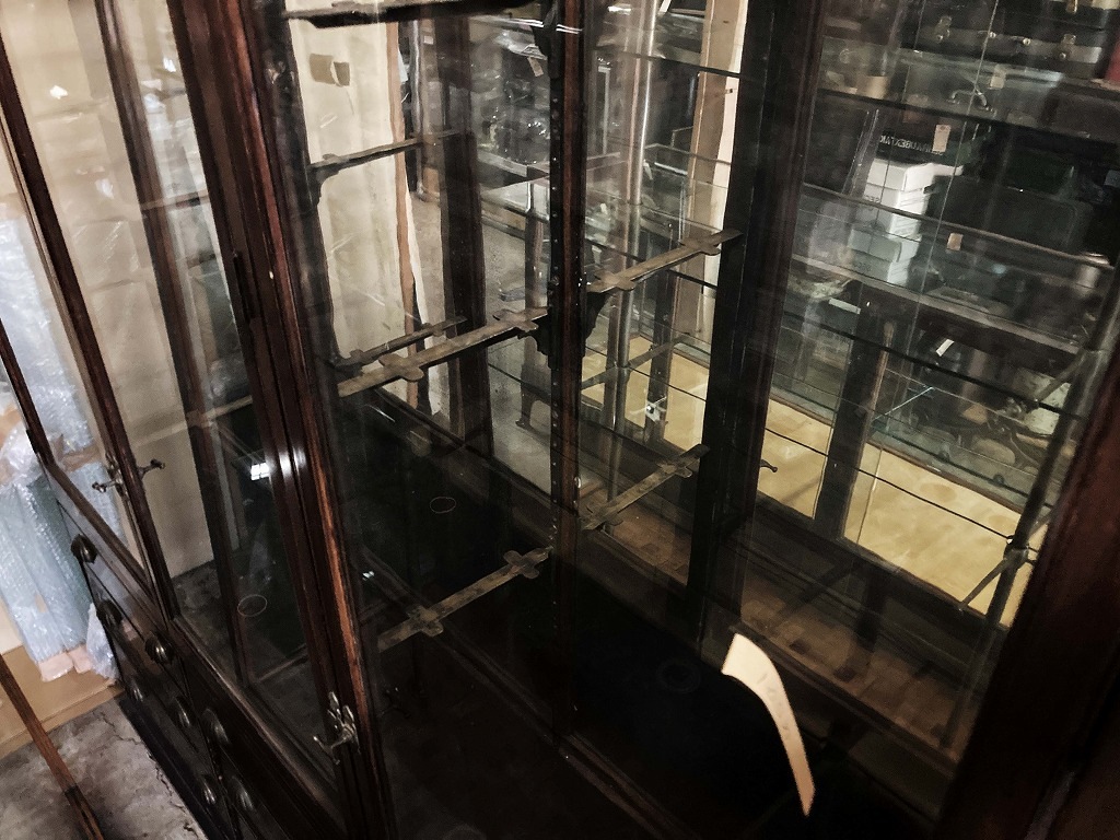 108410 販売及び長期リース店舗什器　英国製アンティーク　4段ガラス棚　3段引き出し付　ガラスショーケース 　