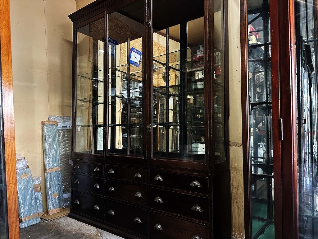 108410 販売及び長期リース店舗什器　英国製アンティーク　4段ガラス棚　3段引き出し付　ガラスショーケース 　