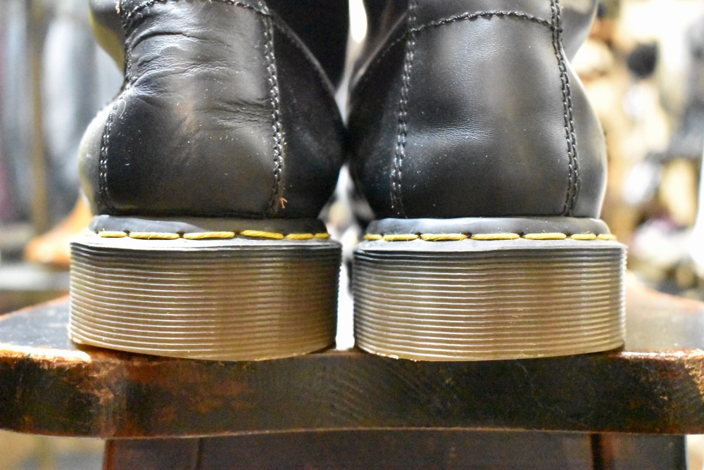 109435 ヴィンテージ　ブーツ　「ドクターマーチン」　Dr. Martens　14ホール MADE IN ENGLAND
