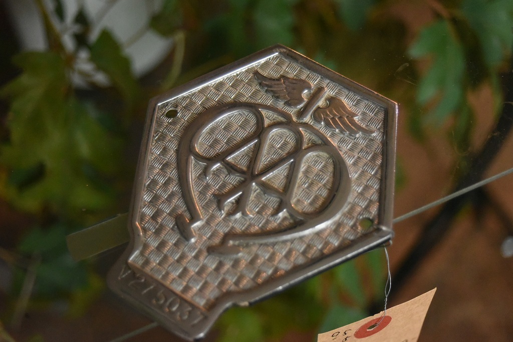 103327 UK ヴィンテージ　40年代　クロームメッキ　AA Automobile Association カーバッチ　