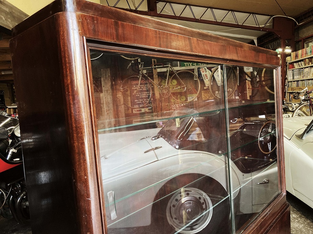 108408 販売及び長期リース店舗什器 英国製アンティーク 4段 ショーケース