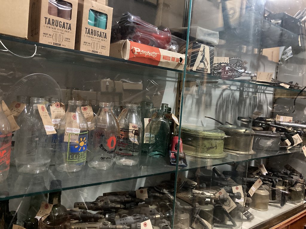 101346 販売及び長期リース店舗什器　英国製アンティーク　4段　12引出　ガラスショーケース 　
