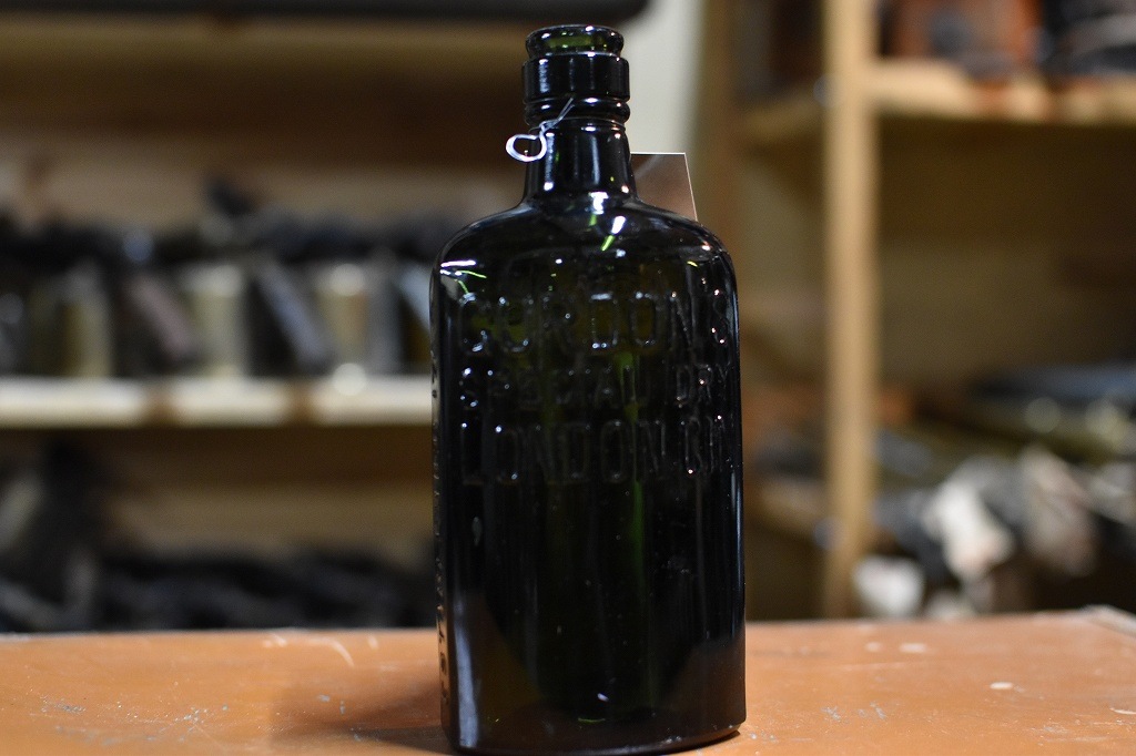 106769 ヴィンテージ　ボトル　瓶　イギリス ガラス