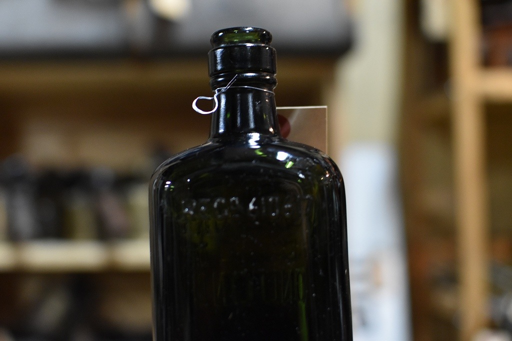 106769 ヴィンテージ　ボトル　瓶　イギリス ガラス