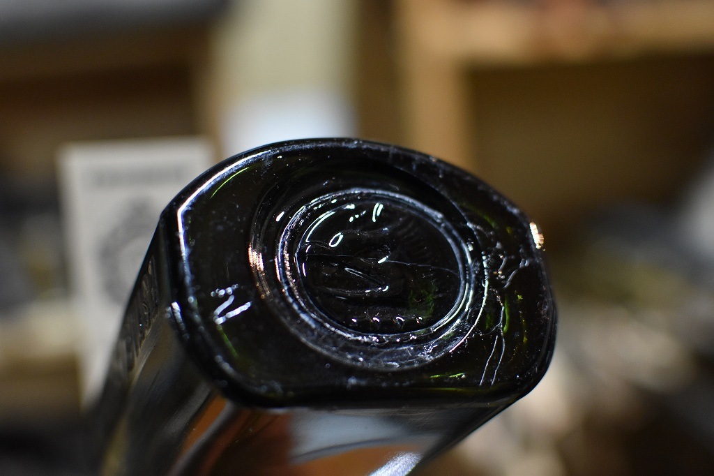 106769 ヴィンテージ　ボトル　瓶　イギリス ガラス