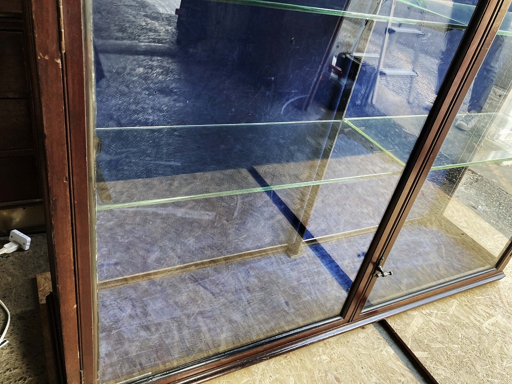 108411 販売及び長期リース店舗什器　英国製アンティーク　4段　　ガラスショーケース 　