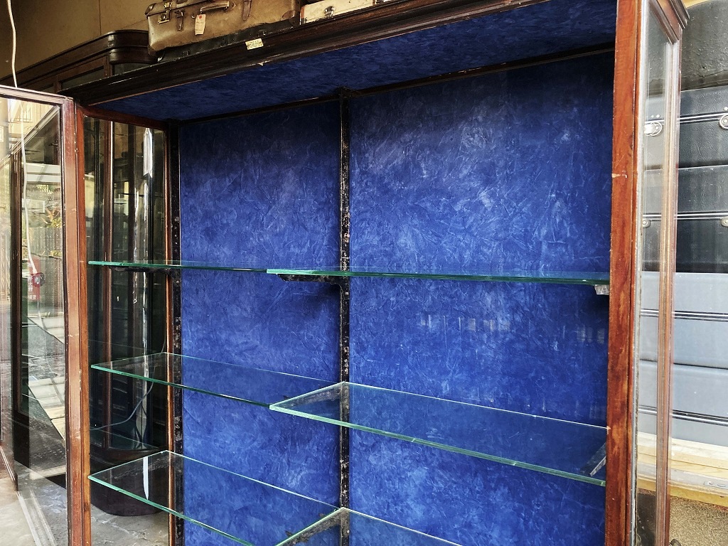 108411 販売及び長期リース店舗什器　英国製アンティーク　4段　　ガラスショーケース 　