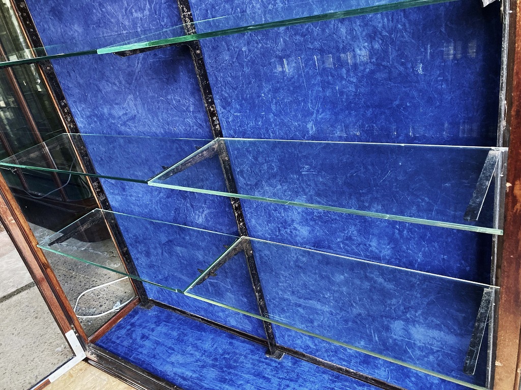 108411 販売及び長期リース店舗什器　英国製アンティーク　4段　　ガラスショーケース 　