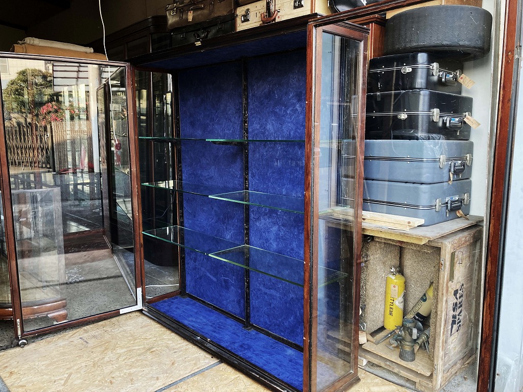108411 販売及び長期リース店舗什器　英国製アンティーク　4段　　ガラスショーケース 　