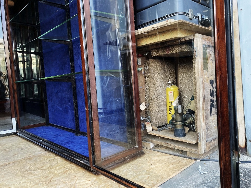 108411 販売及び長期リース店舗什器　英国製アンティーク　4段　　ガラスショーケース 　