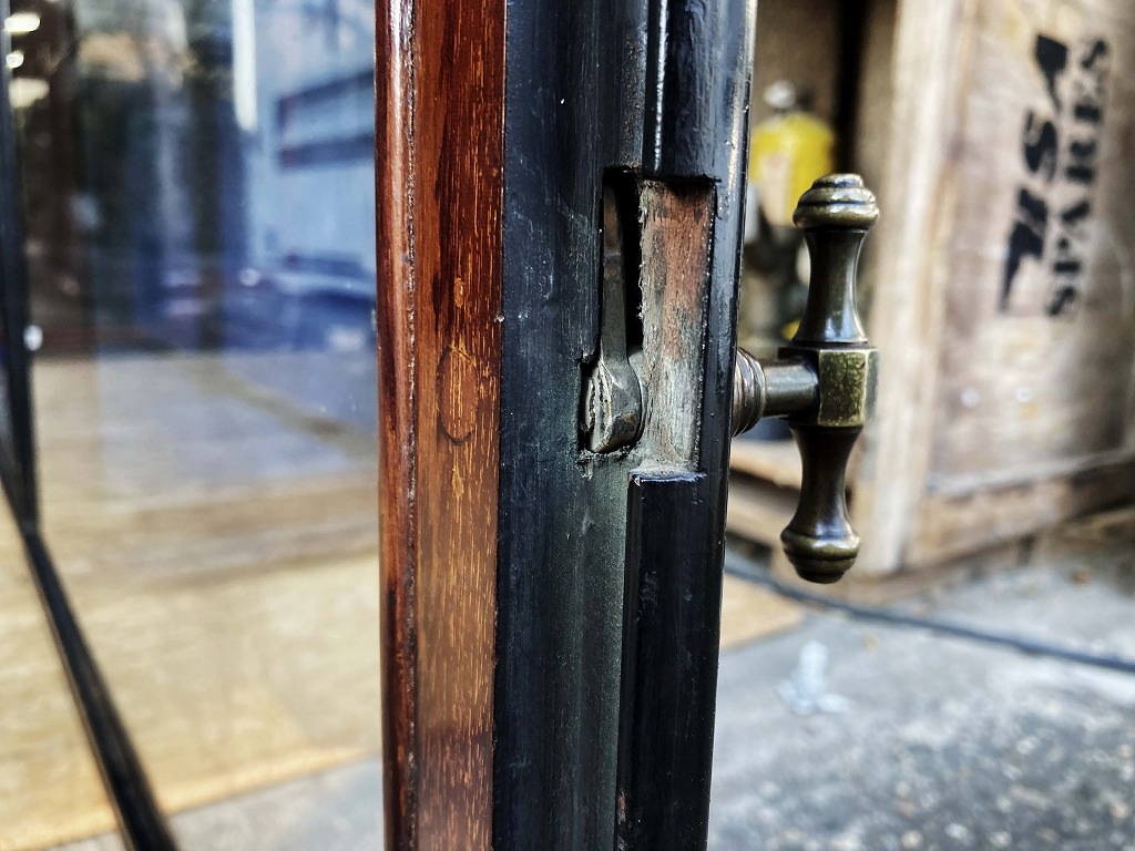 108411 販売及び長期リース店舗什器　英国製アンティーク　4段　　ガラスショーケース 　