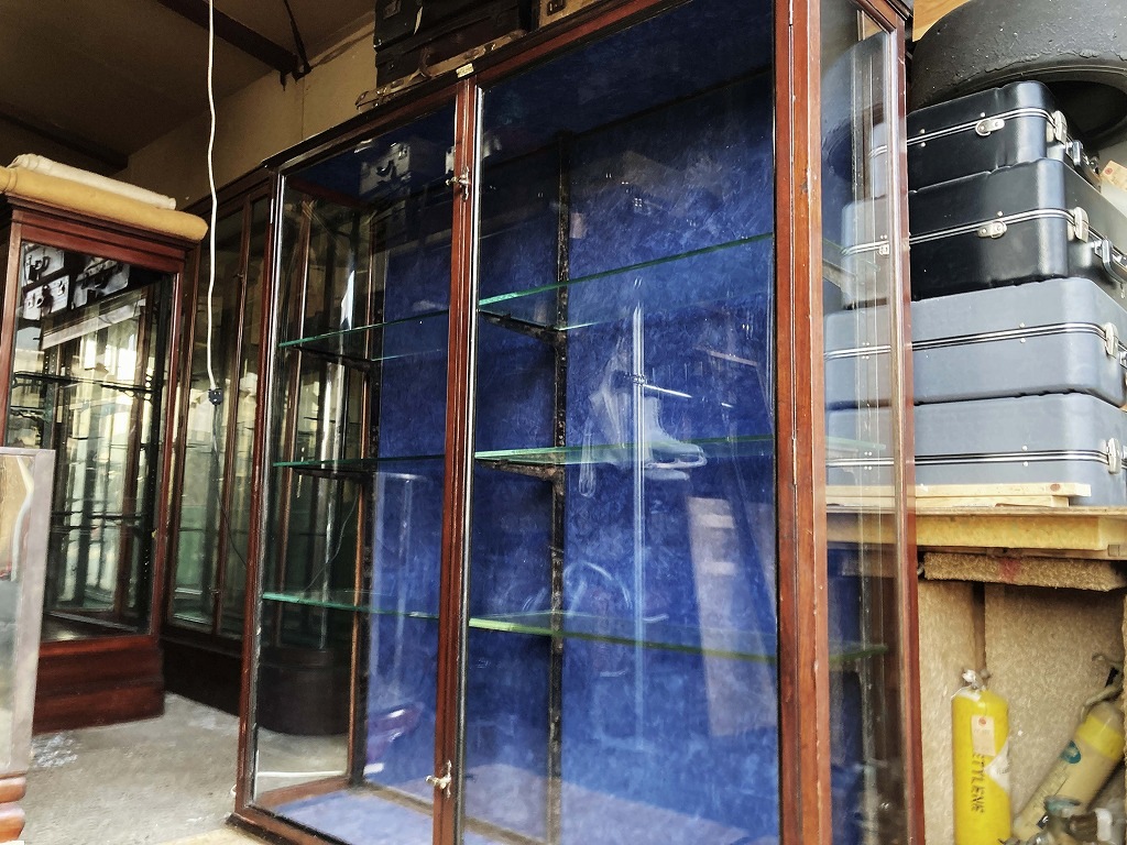 108411 販売及び長期リース店舗什器　英国製アンティーク　4段　　ガラスショーケース 　