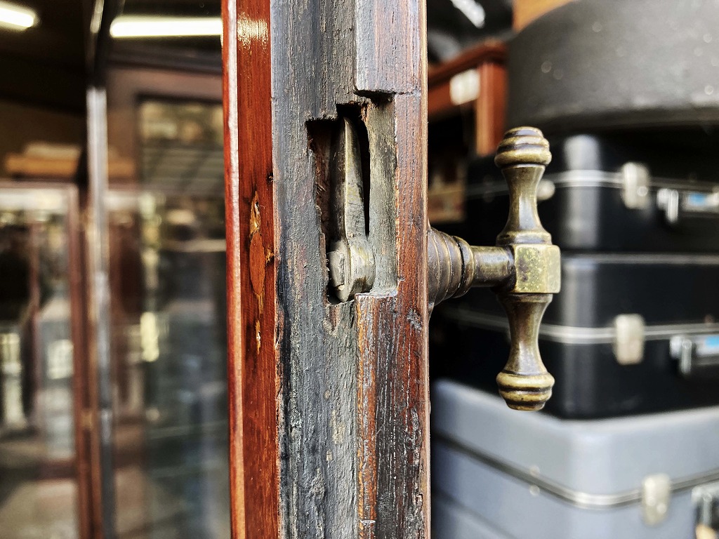 108411 販売及び長期リース店舗什器　英国製アンティーク　4段　　ガラスショーケース 　