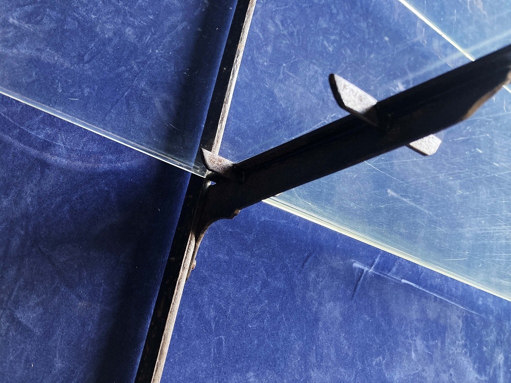 108411 販売及び長期リース店舗什器　英国製アンティーク　4段　　ガラスショーケース 　