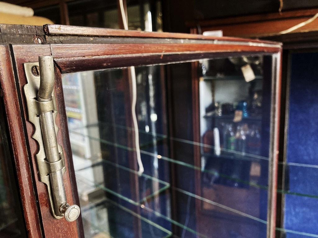 108411 販売及び長期リース店舗什器　英国製アンティーク　4段　　ガラスショーケース 　