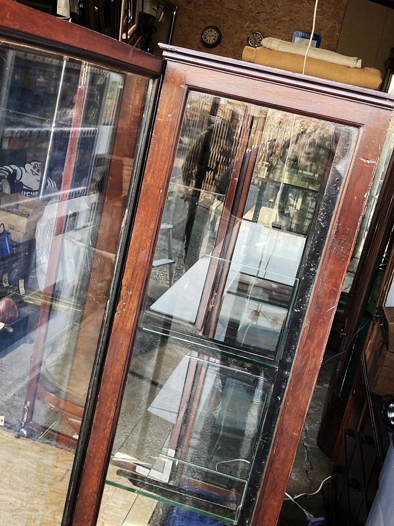 108411 販売及び長期リース店舗什器　英国製アンティーク　4段　　ガラスショーケース 　