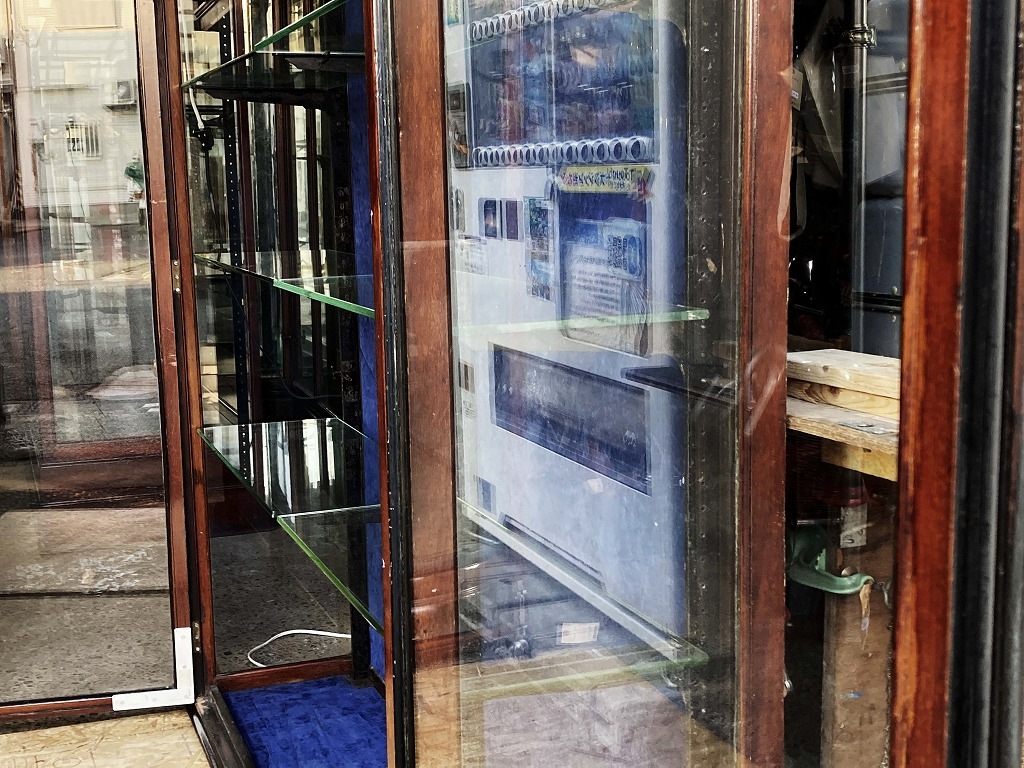 108411 販売及び長期リース店舗什器　英国製アンティーク　4段　　ガラスショーケース 　