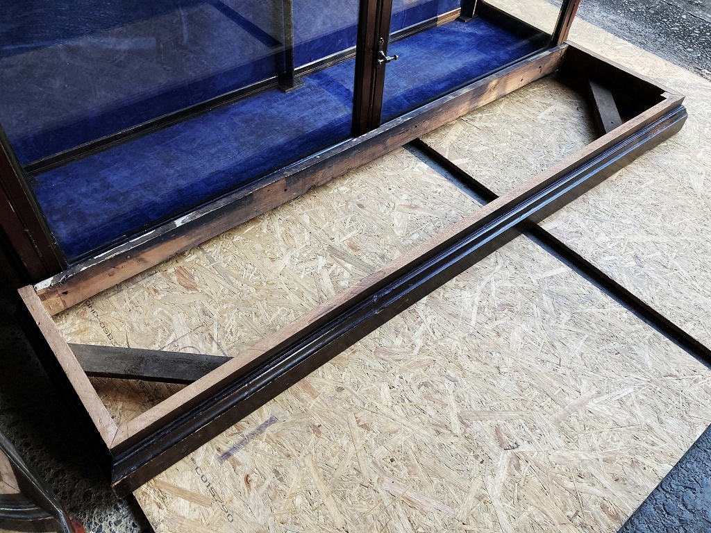 108411 販売及び長期リース店舗什器　英国製アンティーク　4段　　ガラスショーケース 　
