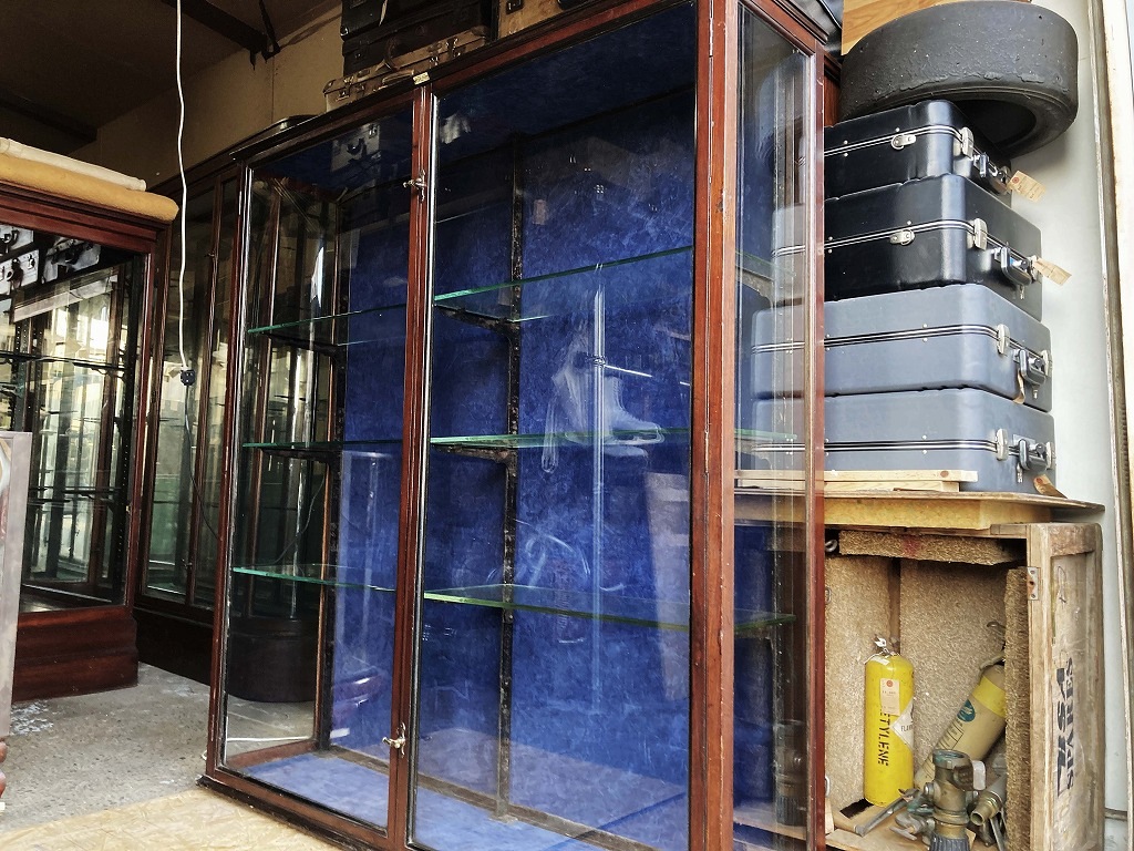 108411 販売及び長期リース店舗什器　英国製アンティーク　4段　　ガラスショーケース 　