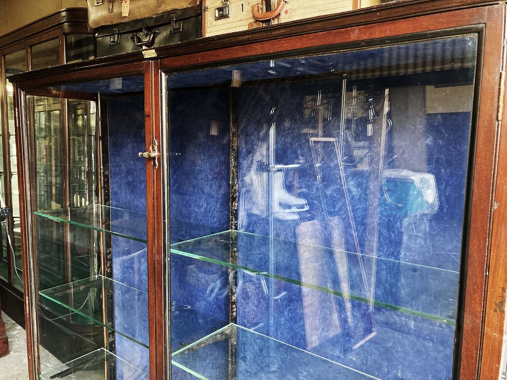 108411 販売及び長期リース店舗什器　英国製アンティーク　4段　　ガラスショーケース 　