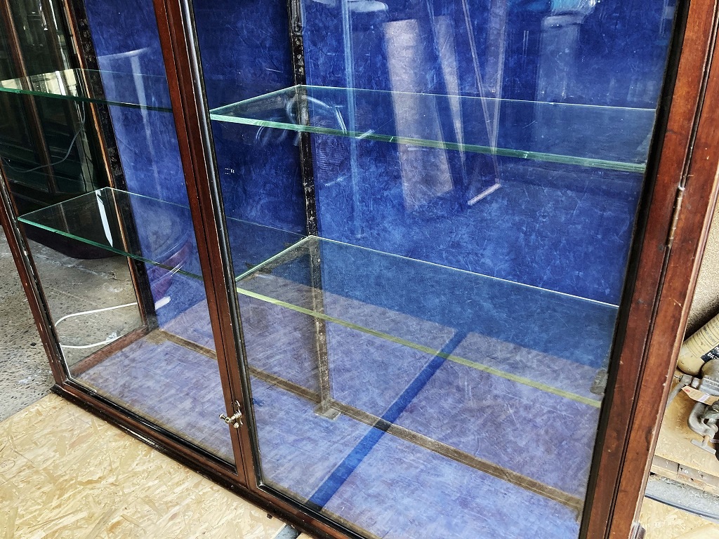 108411 販売及び長期リース店舗什器　英国製アンティーク　4段　　ガラスショーケース 　